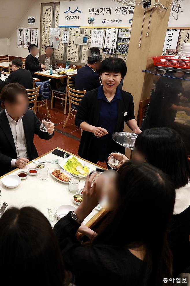 약 40년간 신성일식에서 일한 김상희 전무가 8일 손님을 반갑게 맞는 모습. 송은석 기자 silverstone@donga.com