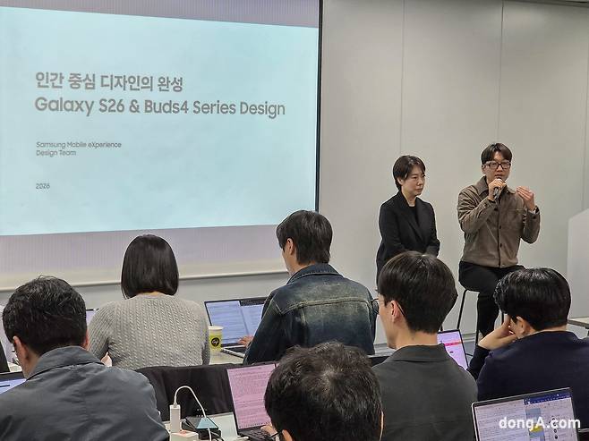 삼성전자가 9일 진행된 미디어 설명회를 통해 지난달 선보인 갤럭시 S26 시리즈와 갤럭시 버즈4 시리즈의 조형 철학 및 제작 공정을 공개했다. 삼성전자 제공