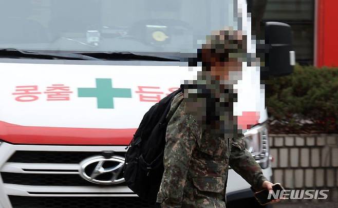 군의관 임관 예정자가 1년 만에 56% 급감하며 군 의료체계에 비상이 걸렸다. 현역병보다 2배 긴 복무 기간 탓에 의대생들이 현역 입영을 선호하며 안보 공백 우려가 커지고 있다. 뉴시스