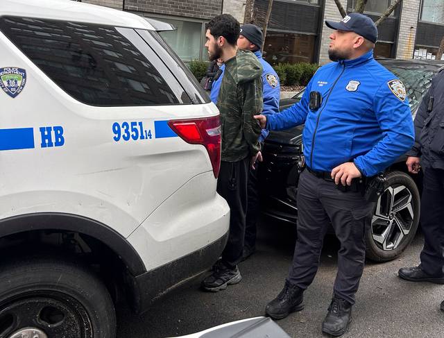 뉴욕시장 관저 앞에서 폭발물을 던진 이브라힘 카유미. [AP=연합뉴스]