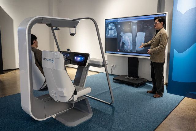 서울 강남의 프로젝트 스페이스 라인에서 지난 8일 열린 '하만 익스플로어 코리아 2026' 행사에서 방문객이 운전자의 상태를 관리하는 '하만 레디 케어'를 체험하고 있다. 하만 인터내셔널 코리아 제공