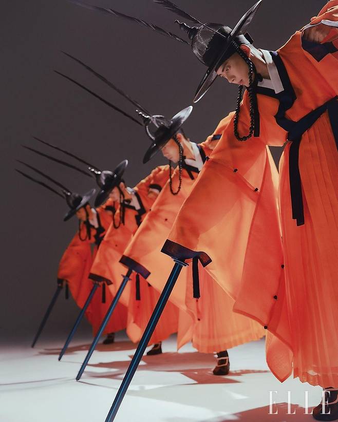 1막 일무연구 : ‘무무’ 강렬한 주황색 철릭을 입고 한 손에 검을 쥔 채 일사불란하게 오와 열을 만들었다가 풀어헤치며 무관의 기개와 절도를 드러낸다.