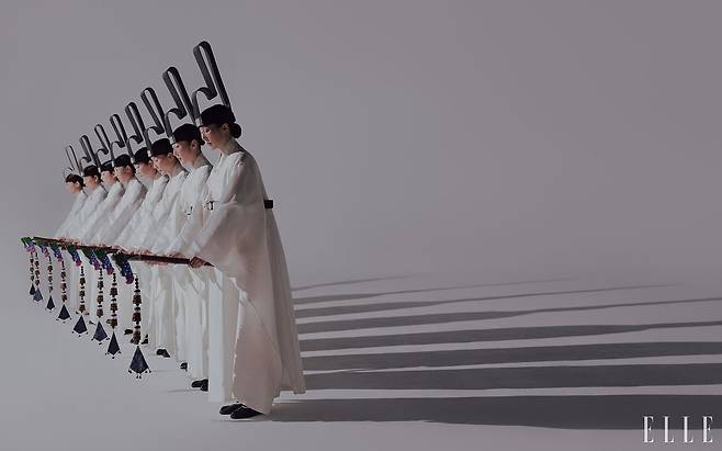 1막 일무연구 : ‘문무’. 문관 복식인 단령을 입고 진현관을 쓴 채 왼속에 약 (대나무 피리), 오른손엔 적(용머리 장 식)을 쥐고 문관의 ‘덕’을 절제된 움직임으로 표현한다.