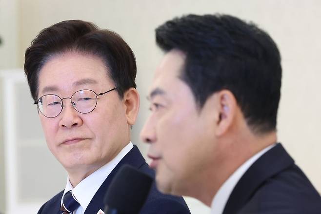 이재명 대통령이 7일 청와대에서 열린 여야정 민생경제협의체 회담 및 오찬에서 장동혁 국민의힘 대표 발언을 듣고 있다. 뉴시스