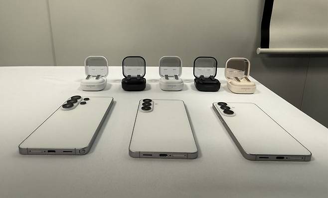 곡률 모서리가 적용된 갤럭시 S26 시리즈와 메탈 블레이드가 도입된 갤럭시 버즈4 시리즈. 사진=최혜림 기자