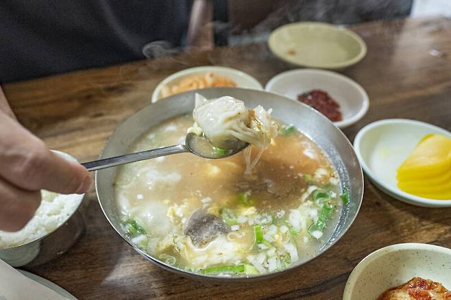 부산 사람들은 만두 백반을 즐긴다. 만둣국에 밥 등을 말아 먹는 백반이다. 식당은 복성만두. 최갑수 제공