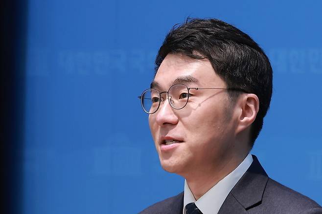 김남국 더불어민주당 대변인이 9일 국회 소통관에서 경기 안산갑 국회의원 보궐선거 출마를 선언하고 있다. 연합뉴스