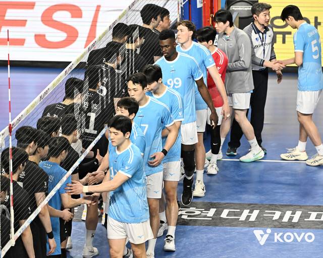대한항공과 현대캐피탈 선수들이 8일 천안 유관순체육관에서 열린 2025∼2026 V리그 챔피언결정 4차전 경기 뒤 악수를 하고 있다. 한국배구연맹 제공