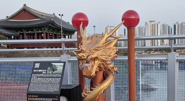 경관 훼손 논란이 불거진 울산 태화루 스카이워크 위에 여의주를 입에 물고 있는 황룡 모양의 조형물과 붉은 기둥 2개가 세워져 있다. 주성미 기자