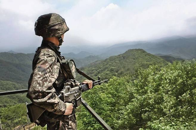 지난 2017년 강원도 화천 지오피에서 15사단 장병이 경계를 하고 있다. 육군본부 페이스북
