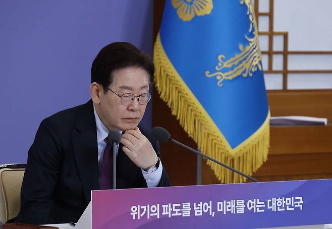 이재명 대통령이 9일 청와대에서 열린 국민경제자문회의 1차 전체 회의에서 자료를 보고 있다. 청와대사진기자단