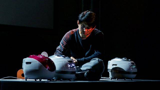 구자하의 대표작 '쿠쿠'는 전기밥솥 브랜드 이름인 동시에 영어에서 ‘미친 상태’를 뜻하는 중의적 의미의 제목이다. © Radovan Dranga