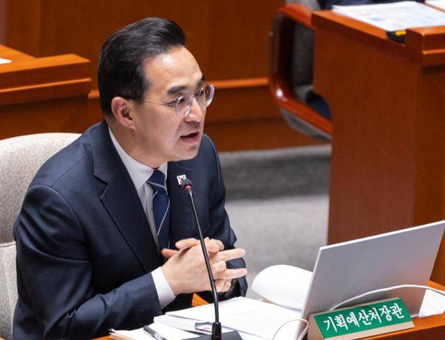 박홍근 기획예산처 장관이 8일 국회 예산결산특별위원회 전체회의에서 질의에 답하고 있다. 연합뉴스