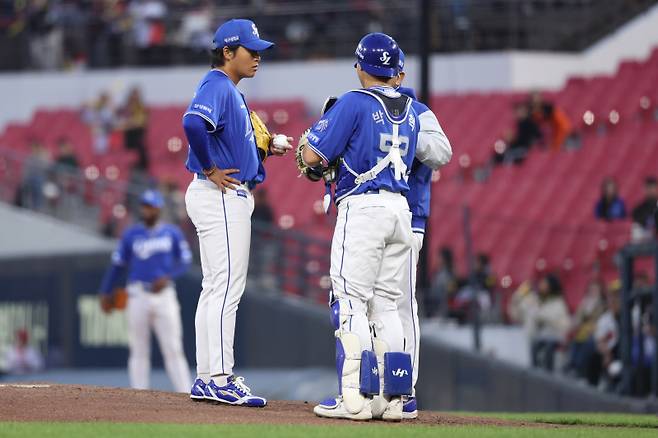 9일 광주 KIA전에 선발 등판한 이승현이 경기 중 포수 박세혁과 대화하고 있다. 삼성 제공