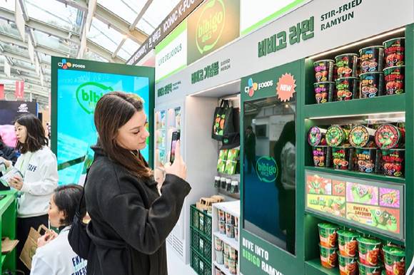 밀라노 코리아하우스 '비비고 존' 부스에서 외국인 방문객이 제품을 살펴보는 모습. [사진=CJ제일제당]