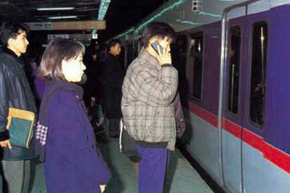 1996년 10월부터 지하철 2호선 4개 역사와 지하상가 등 전파 음영지역에 순차적으로 디지털 이동전화 서비스를 개시했다. 고객이 지하철을 기다리며 이동전화 서비스를 이용하는 모습 [사진=SKT]