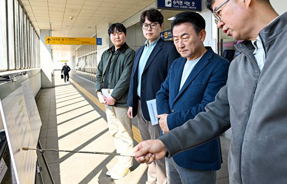 경기도 의정부시 관계자들이 8일 수도권광역급행철도(GTX)-C 노선 착공을 앞두고 의정부역 일대 사업 예정지를 방문해, 남부 출입구·승강 설비 설치 예정지 등을 둘러보며 보행 동선과 향후 환승 체계 연계 방안을 면밀히 점검하고 있다. [사진=의정부시]