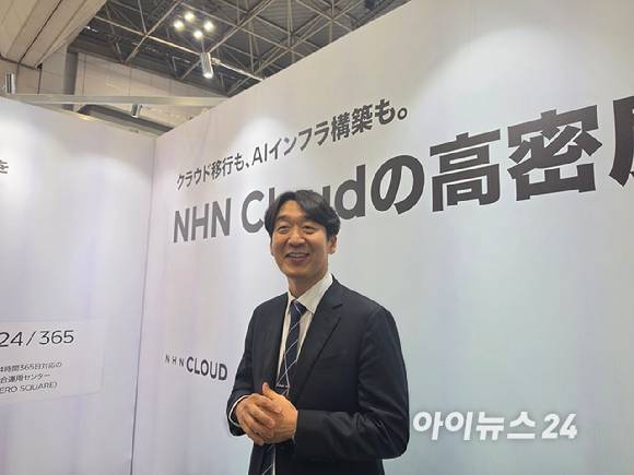 김동훈 NHN클라우드 대표가 8일 8일 도쿄 빅사이트에서 개막한 일본 최대 IT 전시회 '2026 재팬 IT 위크 춘계' 현장에서 한국 취재진의 질문에 답하고 있다. [사진=윤소진 기자]