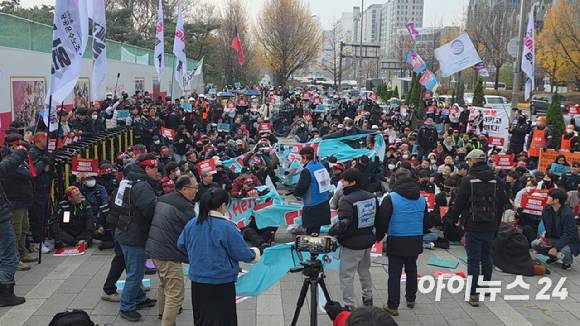 지난 1월 로드러너 도입 반대 집회 참석자들이 로드러너 폐지를 외치며 대형 현수막을 찢는 퍼포먼스를 진행하고 있다. [사진=아이뉴스24 DB]