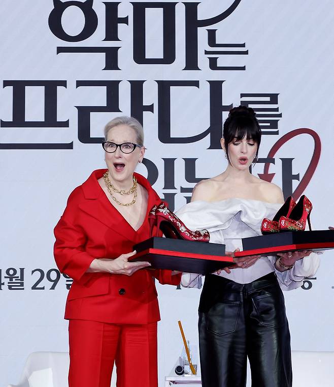 메릴 스트리프(왼쪽)와 앤 해서웨이가 8일 서울 광화문 인근 호텔에서 열린 영화 ‘악마는 프라다를 입는다2’ 기자 간담회에서 전통 꽃신 모양의 하이힐을 선물 받았다. [뉴시스]