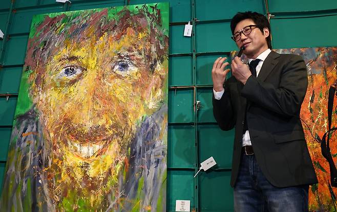 서울 세종문화회관 미술관에서 자신의 그림 ‘키릴2’(2022)에 대해 설명하는 박신양. [뉴스1]