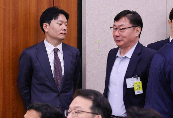 지난해 10월 국회 법제사법위원회 국정감사장에서 스쳐 지나가는 이화영(오른쪽) 전 경기도 평화부지사와 박상용 검사. 임현동 기자