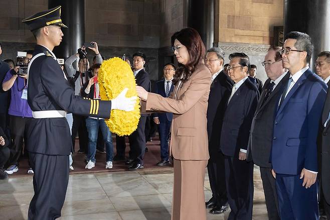 8일 정리원(가운데) 국민당 주석이 중국 난징시 쑨원(孫文, 1866~2025)의 묘소인 중산릉에 헌화하고 있다. AP=연합뉴스
