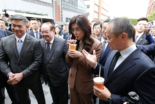 8일 정리원(오른쪽 두번째) 국민당 주석이 상하이의 배달 플랫폼 메이퇀 본사를 찾아 무인드론 배달을 체험하고 있다. 오른쪽은 메이퇀의 창업자이자 최고경영자인 왕싱이다. 신화통신=연합뉴스