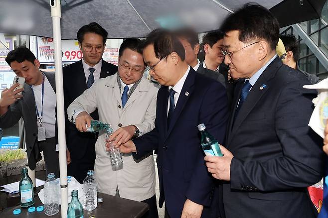 국회 '윤석열 정권 정치검찰 조작기소 의혹 사건 진상규명 국정조사특별위원회' 소속 박성준 더불어민주당 의원 등이 '당시 쌍방울 직원이 소주를 사서 생수병에 넣었다'는 주장과 함께 현장 재연을 하고 있다. 국회사진기자단