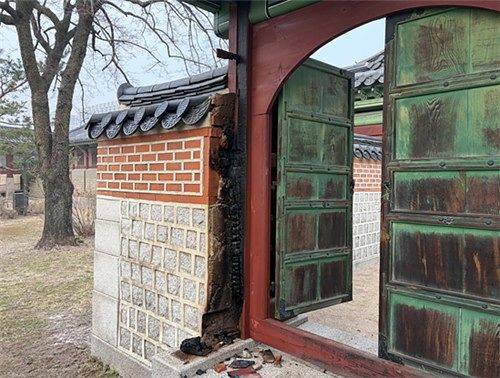 화재 피해가 발생한 경복궁 자선당 삼비문. 사진 국가유산청