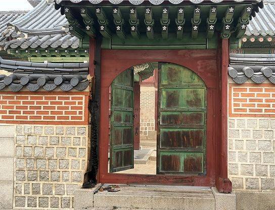 지난달 28일 새벽에 발생한 화재로 쪽문의 보조기둥 등이 피해를 입은 경복궁 자선당 삼비문 모습. 사진 국가유산청