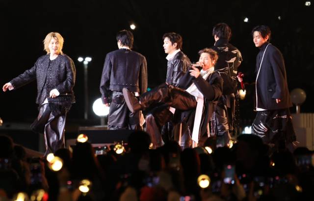 ▲ 서울 광화문 광장에서 정규 5집 ‘아리랑’(ARIRANG) 발매를 기념해 열린 무료 공연 ‘BTS 컴백 라이브: 아리랑’(BTS THE COMEBACK LIVE｜ARIRANG)에서 그룹 방탄소년단(BTS)의 리더 RM(오른쪽 두 번째)이 의자에 앉아 공연을 펼치고 있다. 연합뉴스