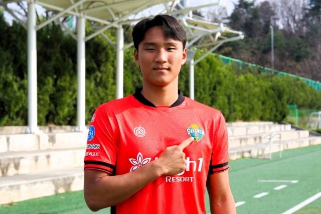 ▲ 강원FC가 9일 강릉제일고 최재혁과 준프로 계약 체결을 공식 발표했다. 강원FC 제공