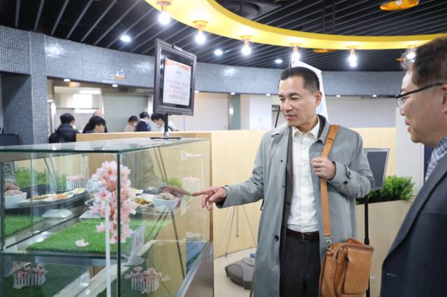 ▲ 김진태 강원도지사가 9일 한림대학교를 찾아 ‘천원의 아침밥’ 사업 현장을 점검하고 있다. 강원도 제공