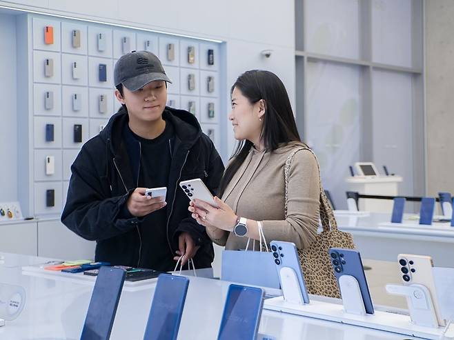 지난달 6일 삼성 강남에서 방문객들이 갤럭시S26 울트라를 살펴보고 있다. 사진=삼성전자