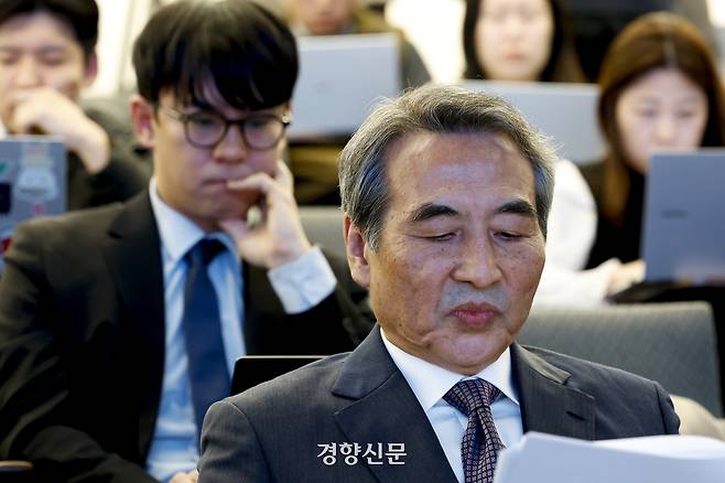 김건희 여사와 관련한 각종 의혹 사건을 수사한 민중기 특별검사가 지난해 12월29일 서울 종로구 KT광화문빌딩에서 180일간의 수사 결과를 발표하기 위해 자리에 앉아 있다. 문재원 기자