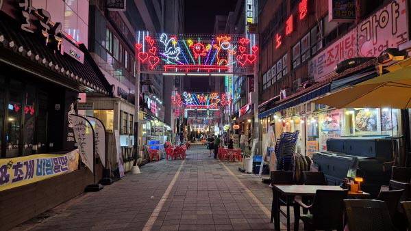 김해시의 대표적인 주점·식당 골목인 내외동 무로거리 모습. 김해시 제공