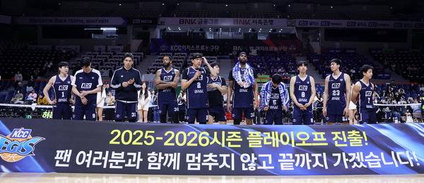 지난 8일 부산 사직실내체육관에서 열린 부산 KCC의 프로농구 정규리그 마지막 경기가 끝난 뒤 선수단이 기념 촬영을 하고 있다. 정규리그 마지막 경기를 홈에서 끝낸 KCC는 6위로 플레이오프에 진출했다.    김성효 선임기자 kimsh@kookje.co.kr