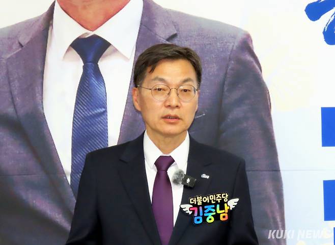 김한근 예비후보와의 더불어민주당 강릉시장 후보 선출을 위한 경선에서 승리, 최종 후보로 확정된 김중남 예비후보가 9일 오후 강릉시 경강로 2129 선거사무소에서 기자회견을 갖고, ‘경선 승리 감사문’을 발표했다. 전인수