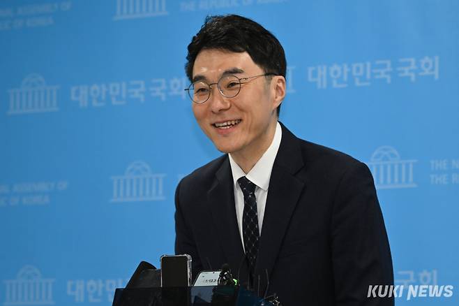 김남국 더불어민주당 대변인이 9일 서울 여의도 국회에서 기자회견을 열고 경기 안산갑 국회의원 보궐선거 출마를 선언한 후 기자들과 만나 대화하고 있다. 임은재 기자