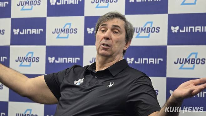 필립 블랑 감독이 4일 오후 2시 인천 계양체육관에서 열린 대한항공과의 ‘진에어 2025~2026 V-리그’ 남자부 챔피언결정전 2차전을 마친 뒤 격분하며 기자회견에 임하고 있다. 김영건 기자