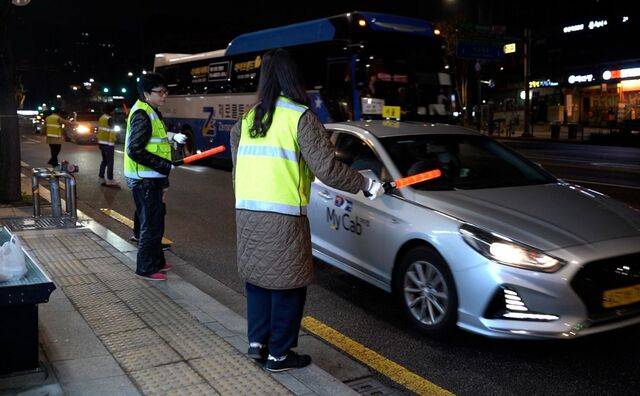 사랑의교회 특별새벽부흥회 봉사자들이 8일 서울 서초구 교회 인근에서 교통 안내 봉사를 하고 있다. 교회 제공
