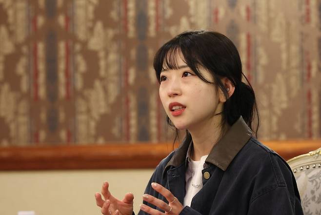 연극 ‘뼈의 기록’ 원작 소설을 쓴 천선란 작가가 최근 예술의전당에서 열린 라운드 인터뷰에서 취재진의 질문에 답하고 있다.       (c)예술의전당, 할리퀸크리에이션즈㈜