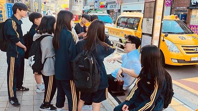 한동훈 전 국민의힘 대표가 8일 부산 북구에서 학생들과 대화를 나누고 있다. 한동훈 전 대표 소셜미디어