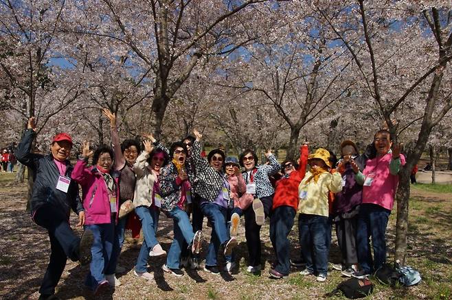 부산 온천교회 시니어 성도들이 8일 경주 봄소풍에서 즐거운 시간을 갖고 있다.