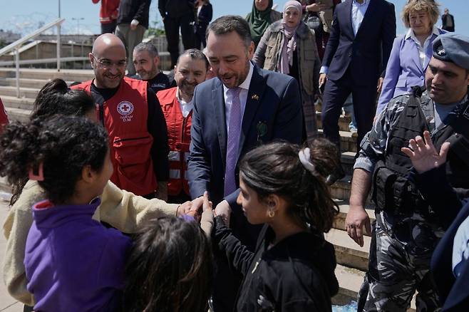 막심 프레보 벨기에 외무장관(가운데)이 8일(현지시간) 레바논 베이루트에 있는 카미유 샤문 스포츠 시티 스타디움에서 피란 아동들과 악수하고 있다. AP연합뉴스