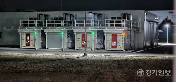 늦은밤 유엘솔루션 한국첨단센터가 공장을 가동하고 있는 모습. 윤동현기자