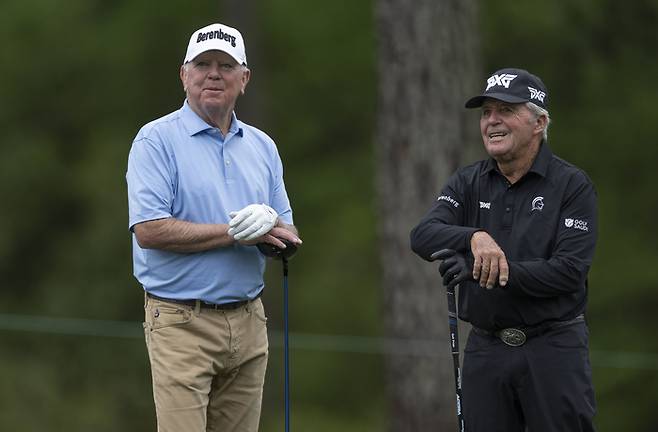 마스터스 개막을 하루 앞두고 열리는 파3 콘테스트에 출전하는 마크 오메라(왼쪽)과 게리 플레이어. 마스터스토너먼트