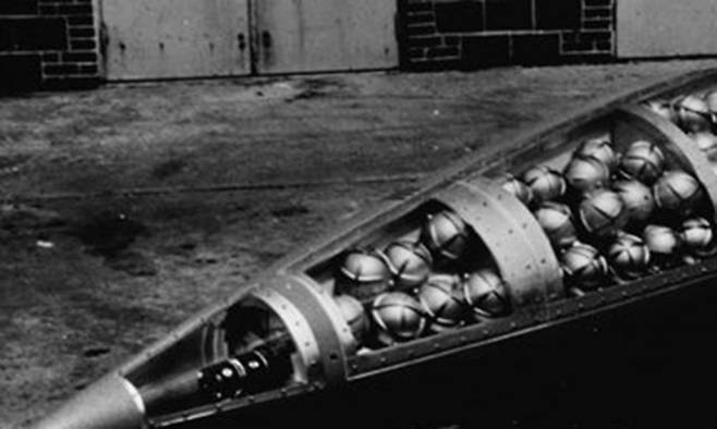 집속탄 내부에 자탄들이 탑재된 모습. [매경DB]