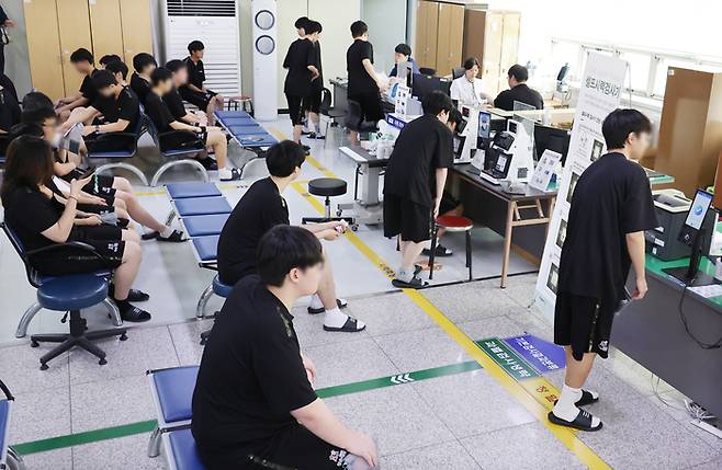 2026년도 첫 병역판정검사가 실시된 지난 1월 15일 부산 수영구 부산·울산지방병무청에서 입영 대상자들이 신체검사를 받고 있다.  [사진 출처 = 연합뉴스]
